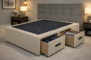 Canapé cajones tapizado en polipiel con cajones abiertos y diseño moderno en dormitorio