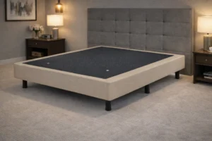 Canapé rigido transpirable con estructura ligera y patas en dormitorio moderno