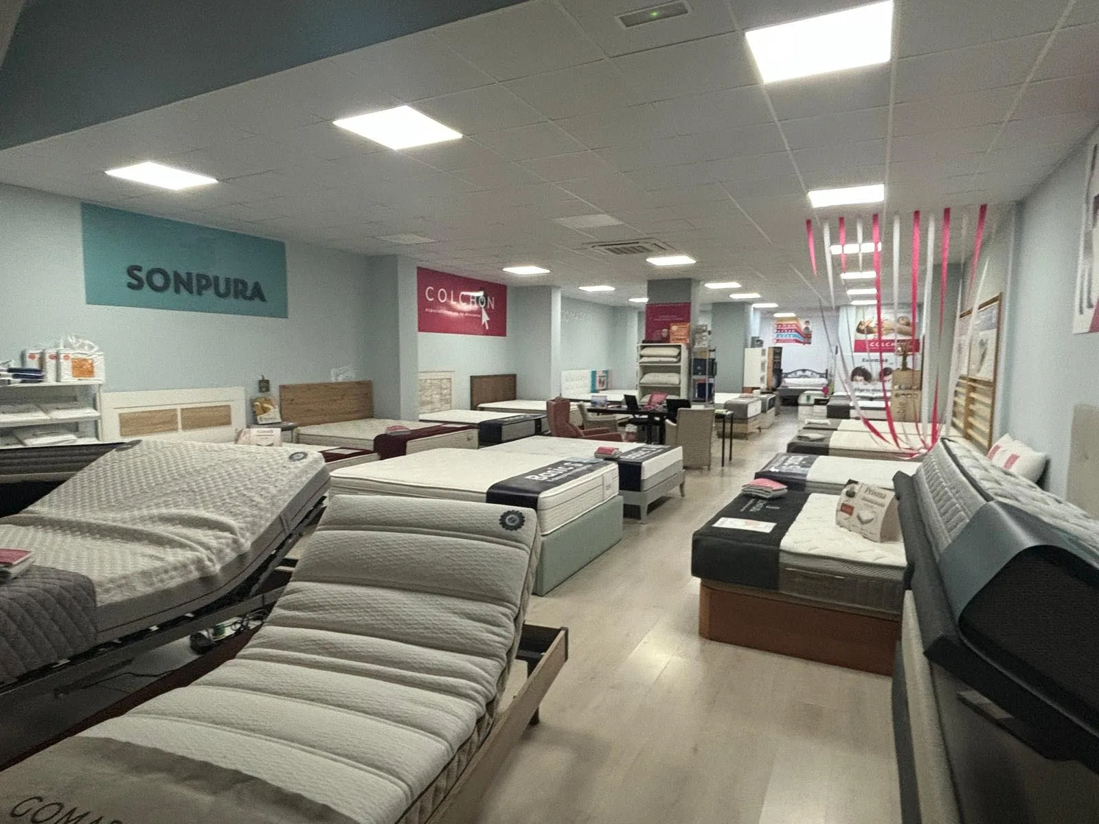 Exposición de colchones en la tienda de Fuenlabrada Colchón Madrid