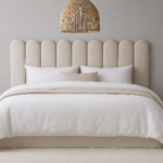 Cabecero CACTUS de Marpe tapizado en beige con paneles verticales redondeados para dormitorio moderno
