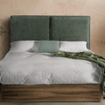 Cabecero NUBORA de Marpe tapizado en verde con diseño vertical para dormitorio moderno